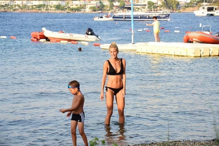 Çağla Şıkel yürek hoplattı