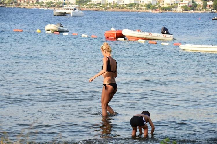 Çağla Şıkel yürek hoplattı