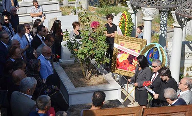 Zeki Müren mezarı başında anıldı