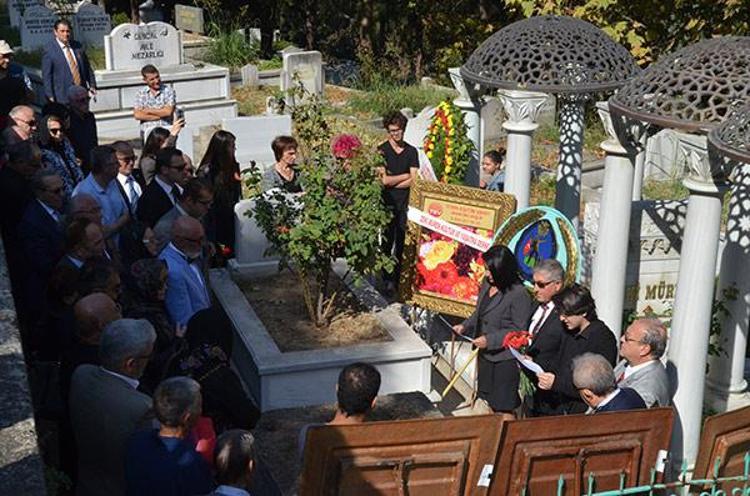 Zeki Müren mezarı başında anıldı