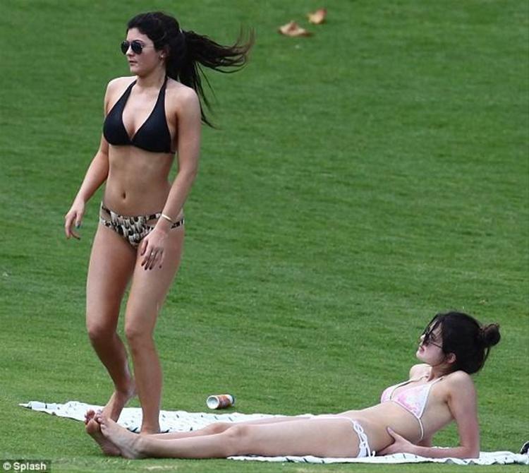 Sütyensiz Kendall Jennerdan şok frikik