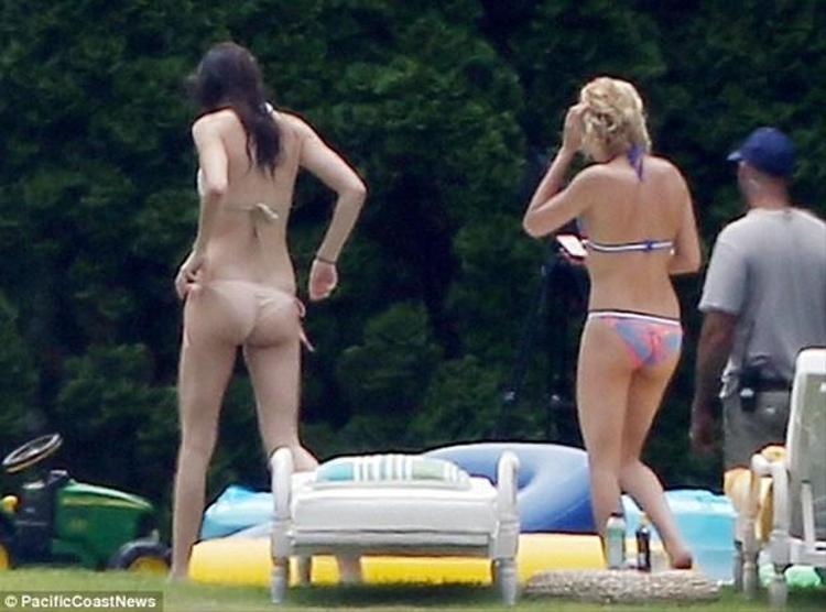 Sütyensiz Kendall Jennerdan şok frikik