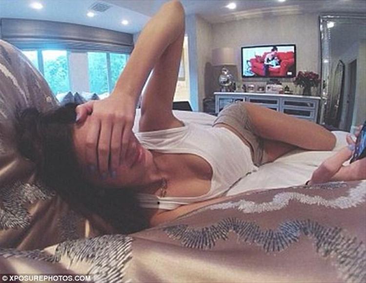 Sütyensiz Kendall Jennerdan şok frikik