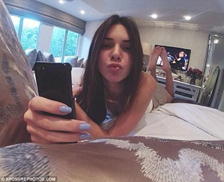 Sütyensiz Kendall Jennerdan şok frikik