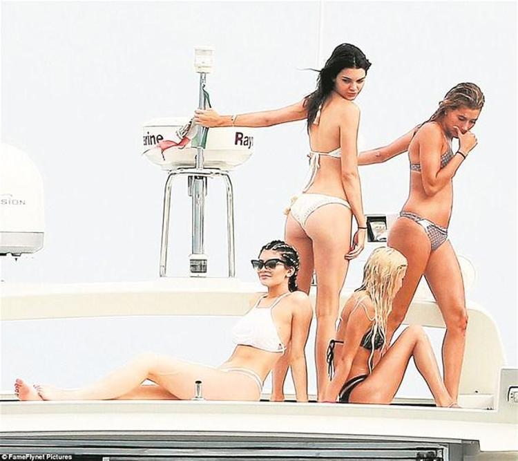 Sütyensiz Kendall Jennerdan şok frikik