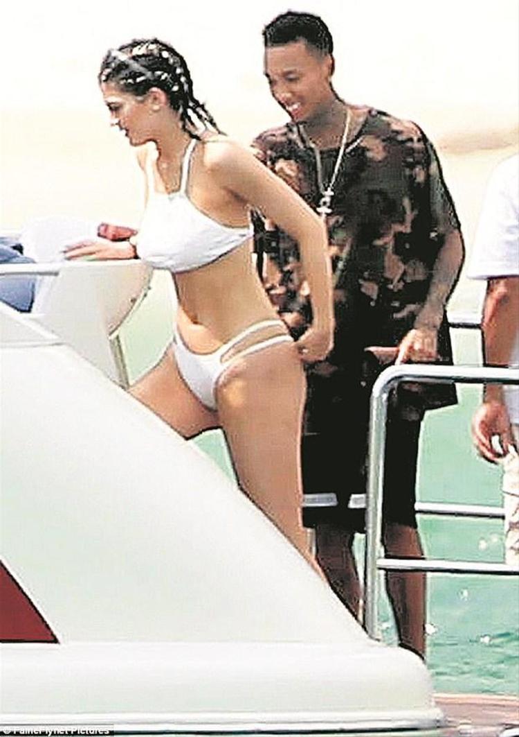 Sütyensiz Kendall Jennerdan şok frikik