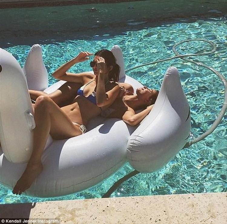 Sütyensiz Kendall Jennerdan şok frikik