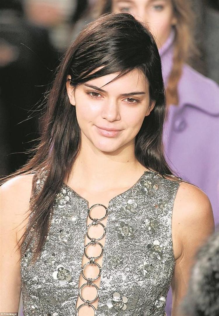 Sütyensiz Kendall Jennerdan şok frikik