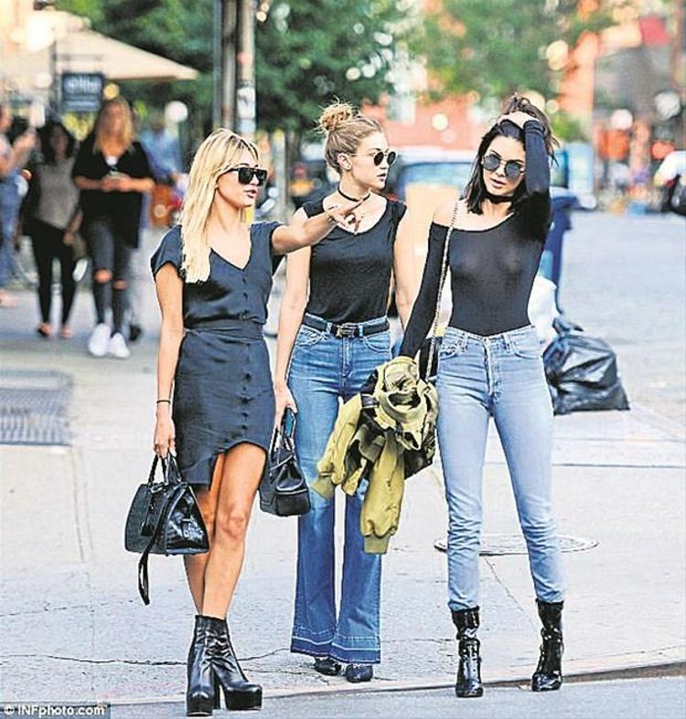 Sütyensiz Kendall Jennerdan şok frikik