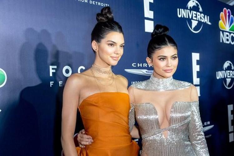 Sütyensiz Kendall Jennerdan şok frikik