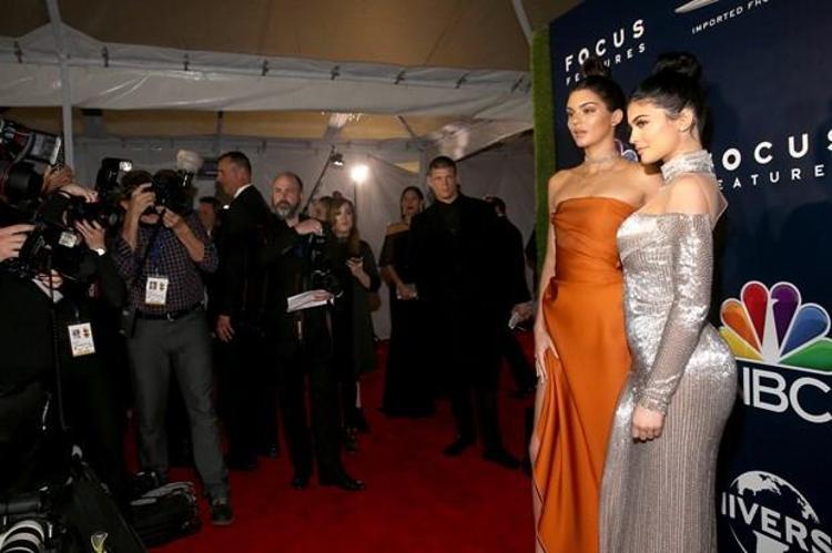 Sütyensiz Kendall Jennerdan şok frikik