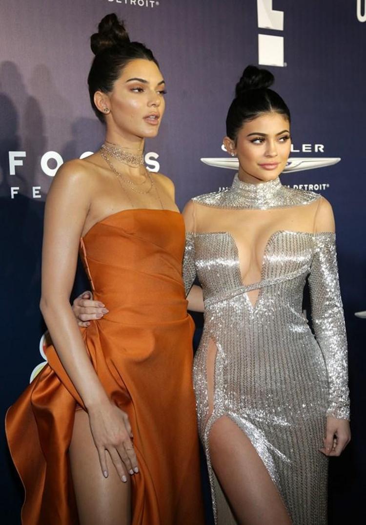 Sütyensiz Kendall Jennerdan şok frikik