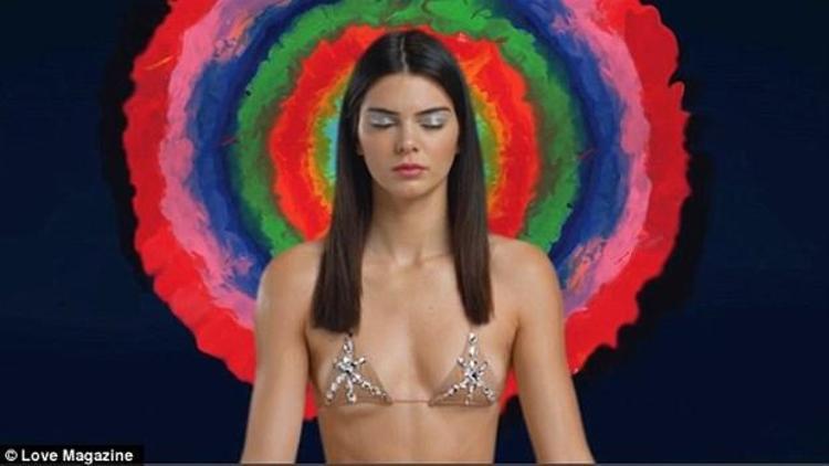 Sütyensiz Kendall Jennerdan şok frikik