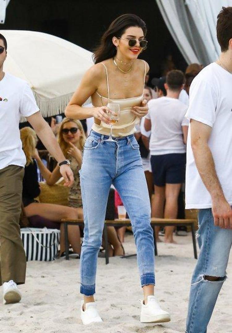 Sütyensiz Kendall Jennerdan şok frikik