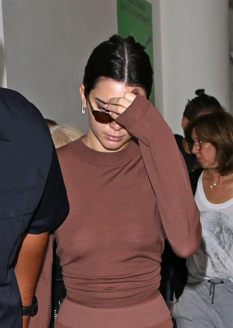 Sütyensiz Kendall Jennerdan şok frikik
