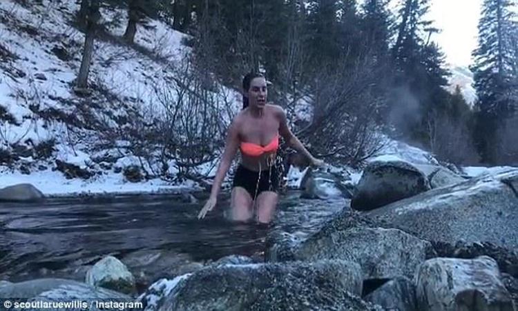 Kardeşler bikini giyip kar-kış demeden...
