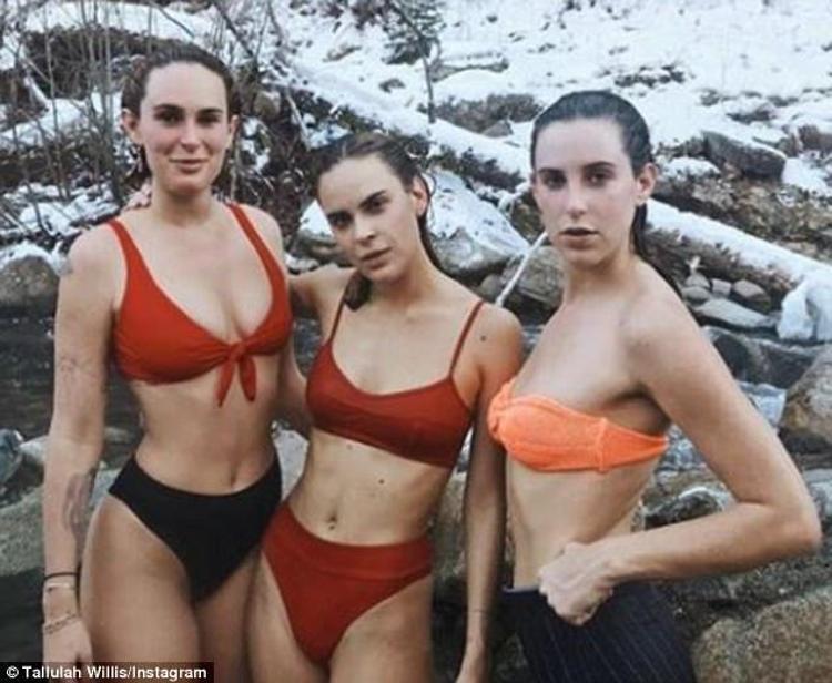 Kardeşler bikini giyip kar-kış demeden...