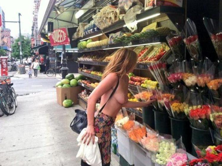 Kardeşler bikini giyip kar-kış demeden...