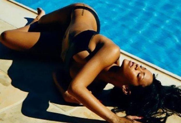 Kardeşler bikini giyip kar-kış demeden...