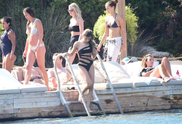 Buse Narcı kahve keyfi yaptı