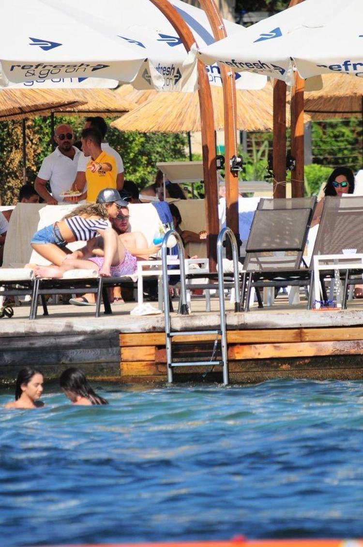 Buse Narcı kahve keyfi yaptı