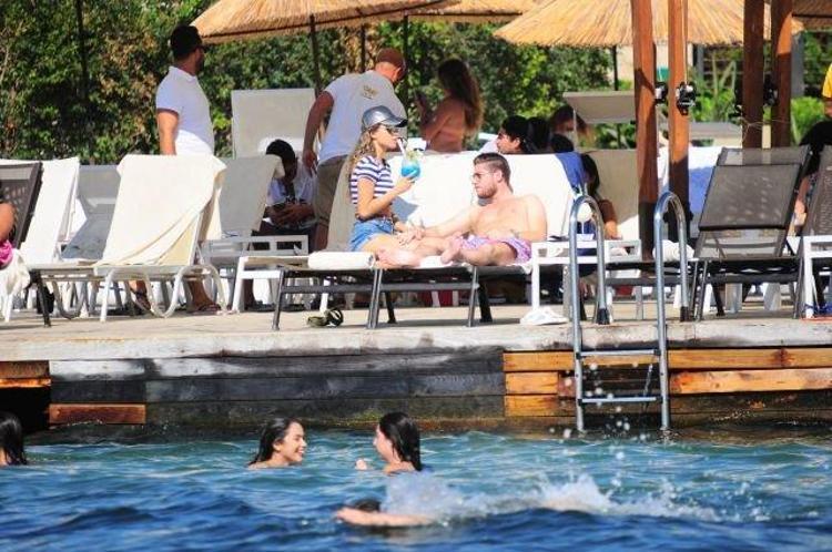 Buse Narcı kahve keyfi yaptı