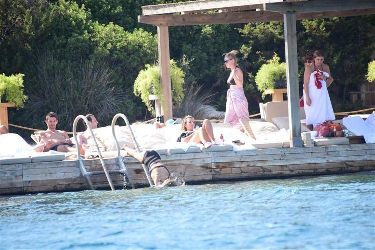 Buse Narcı kahve keyfi yaptı