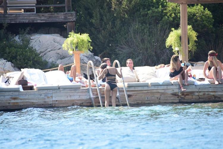 Buse Narcı kahve keyfi yaptı