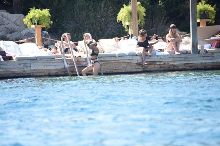 Buse Narcı kahve keyfi yaptı