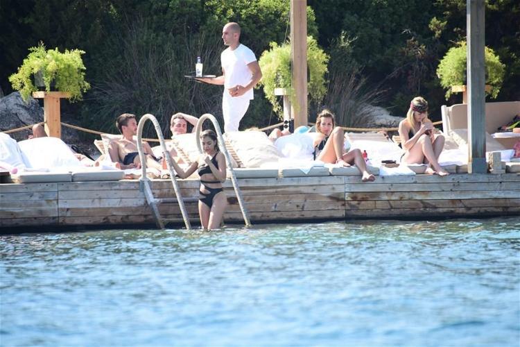Buse Narcı kahve keyfi yaptı