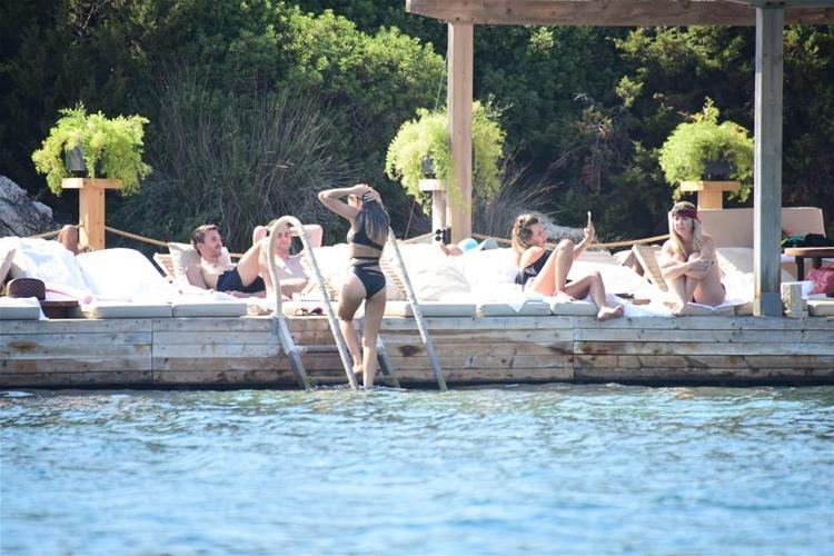 Buse Narcı kahve keyfi yaptı