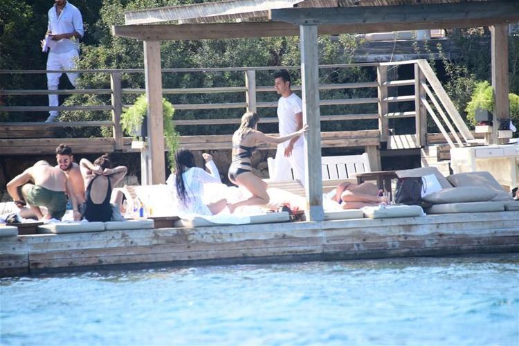 Buse Narcı kahve keyfi yaptı