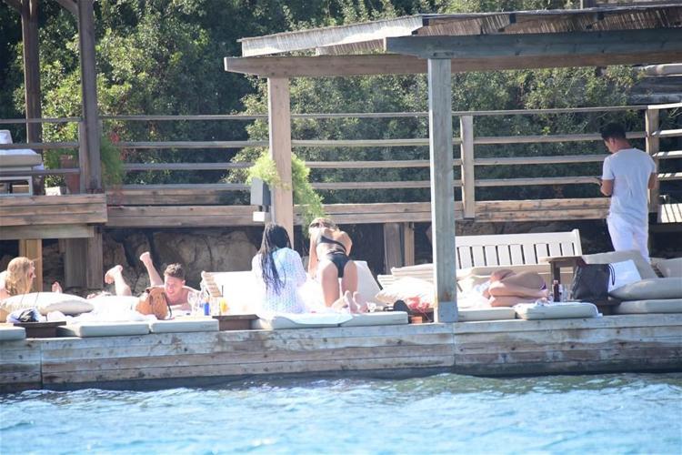 Buse Narcı kahve keyfi yaptı