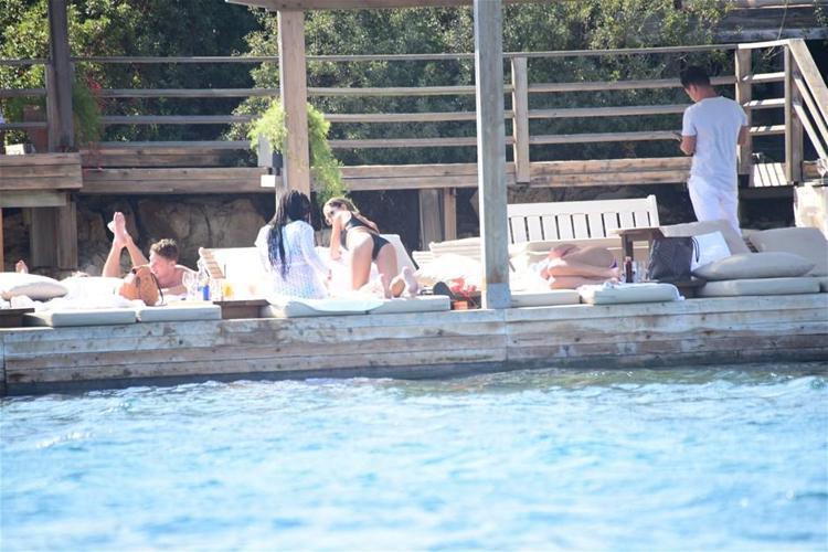 Buse Narcı kahve keyfi yaptı