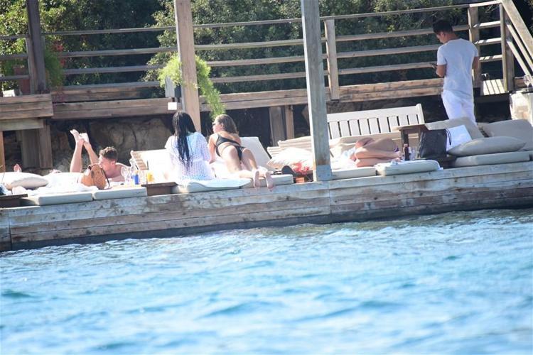 Buse Narcı kahve keyfi yaptı