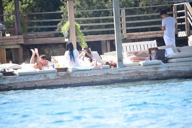 Buse Narcı kahve keyfi yaptı