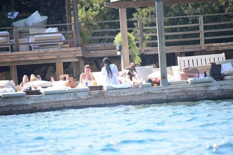 Buse Narcı kahve keyfi yaptı