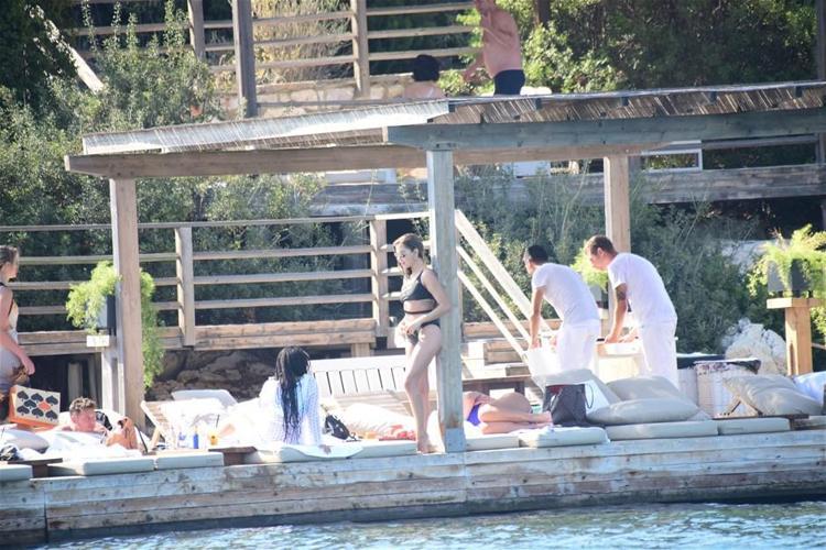 Buse Narcı kahve keyfi yaptı