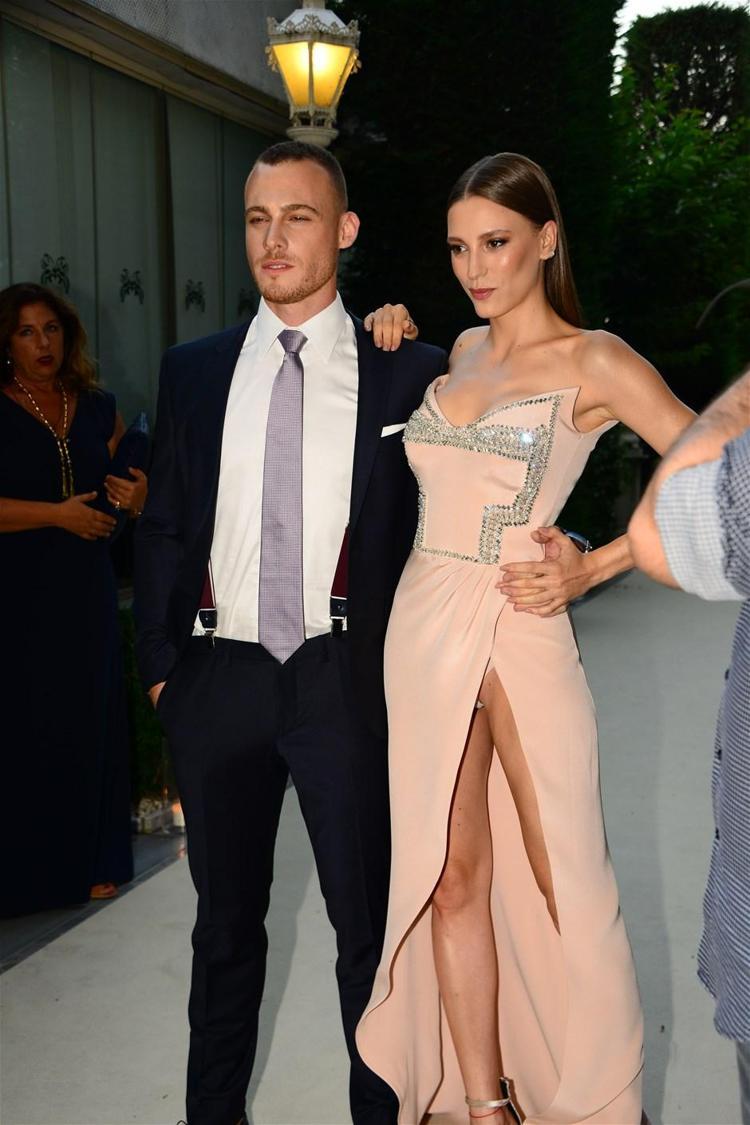 Serenay Sarıkaya sosyal medyayı salladı