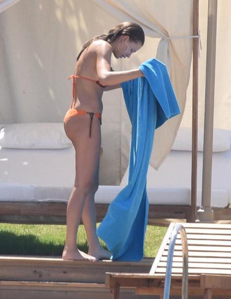 Serenay Sarıkaya sosyal medyayı salladı