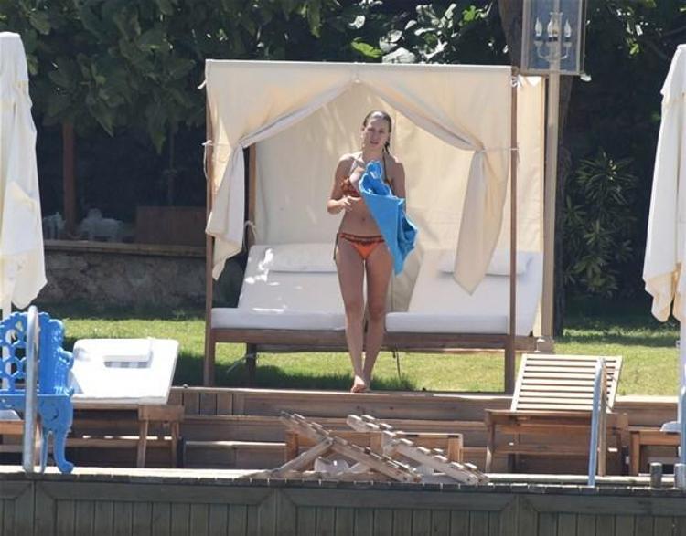 Serenay Sarıkaya sosyal medyayı salladı