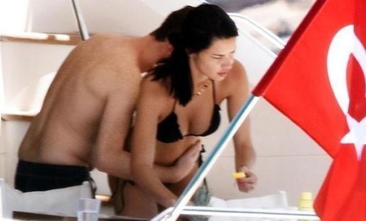 Ortaya çıktı Survivorın o yarışmacısı ile Adriana Lima...