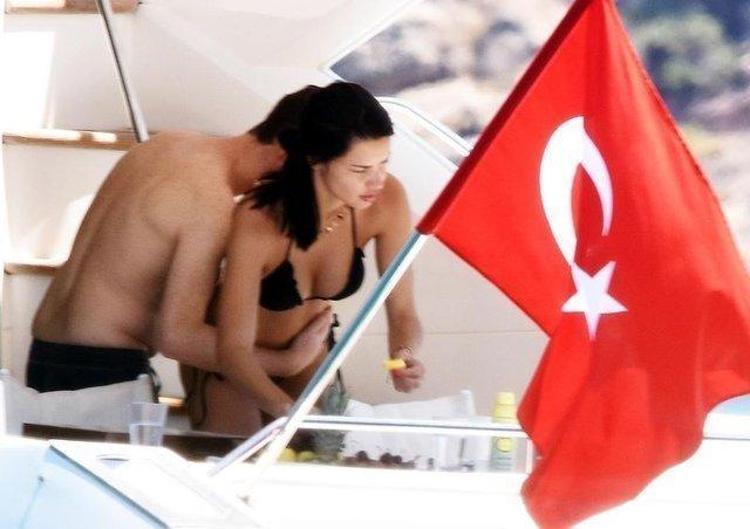 Ortaya çıktı Survivorın o yarışmacısı ile Adriana Lima...