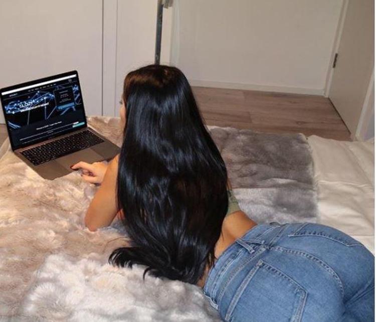 Seksi manken komşuda ortaya çıktı
