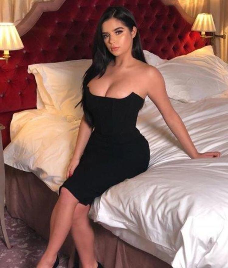 Seksi manken komşuda ortaya çıktı