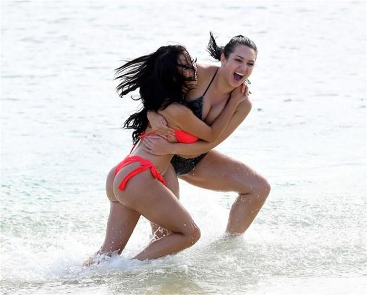 Seksi manken komşuda ortaya çıktı