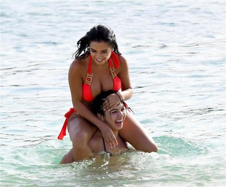 Seksi manken komşuda ortaya çıktı