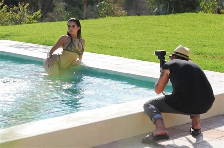 Seksi manken komşuda ortaya çıktı