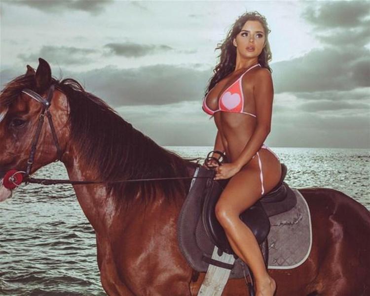 Seksi manken komşuda ortaya çıktı