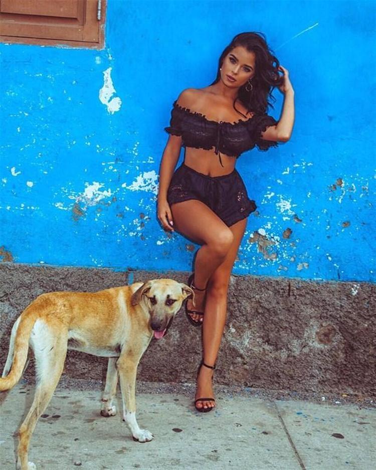 Seksi manken komşuda ortaya çıktı